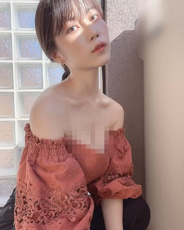 Không khó để hiểu khi Io Iori thường xuyên được làm người mẫu nội y hoặc làm mẫu, làm gương mặt đại diện cho các nhãn hàng thời trang thiên về phong cách gợi cảm, quyến rũ.