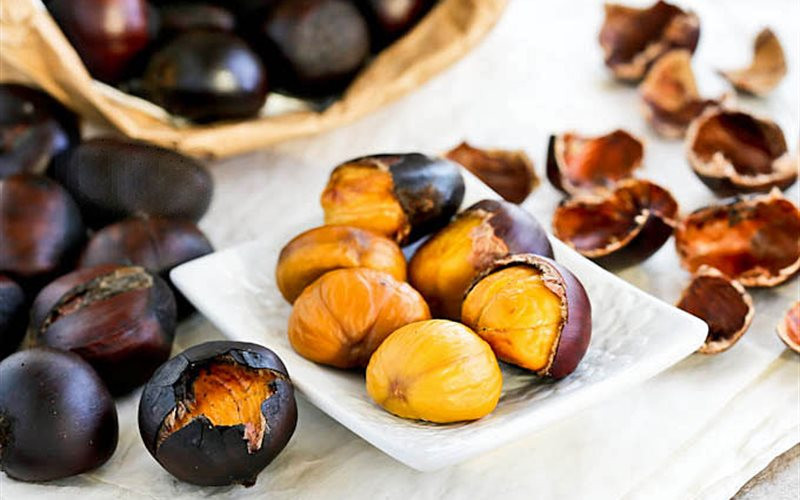 Một khi ăn quá nhiều hạt dẻ, dạ dày không kịp tiêu hóa sẽ tạo nên gánh nặng. Đồng thời, vi khuẩn trong ruột sẽ tạo lên men, sinh ra khí gây đầy hơi.