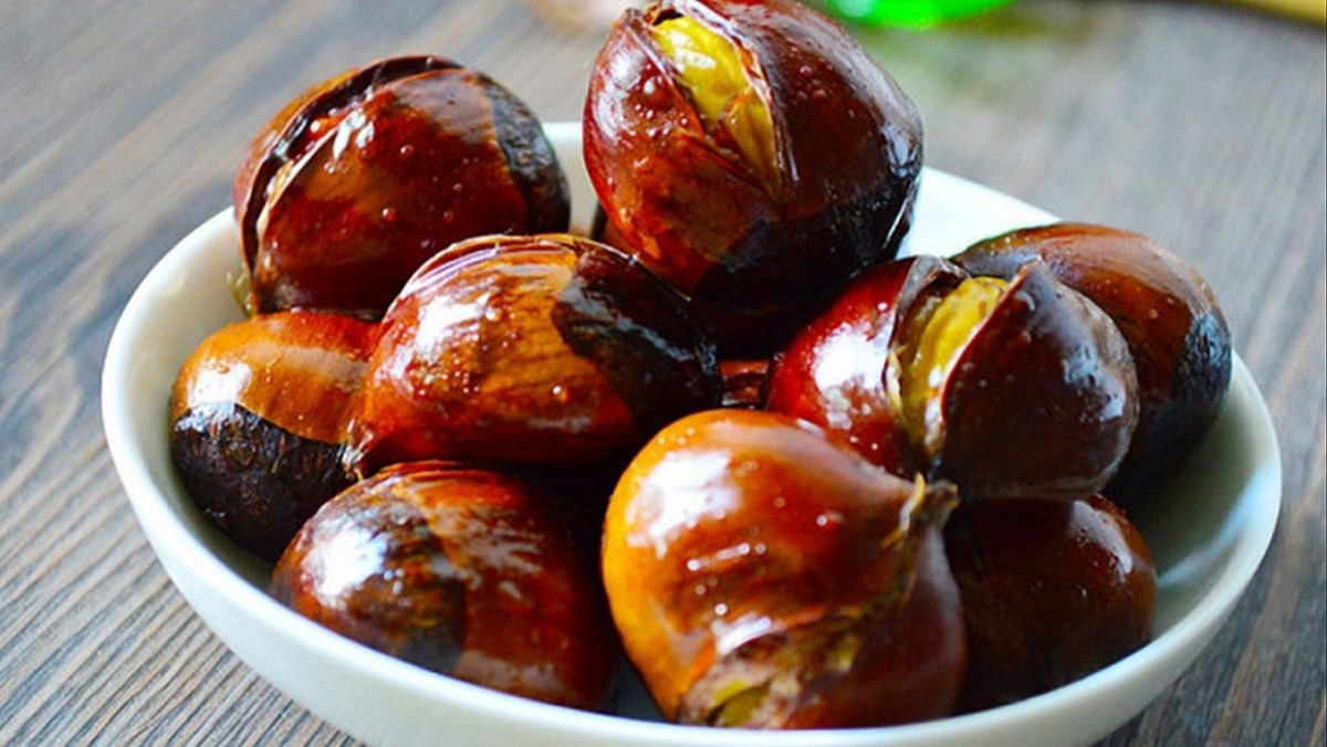 Cuối cùng, hạt dẻ tuy ngon nhưng đừng tham, chú ý đến an toàn của bản thân, nấu nướng khoa học, ăn uống lành mạnh, cân bằng dinh dưỡng mới là chìa khoá để sống lâu, sống khoẻ.