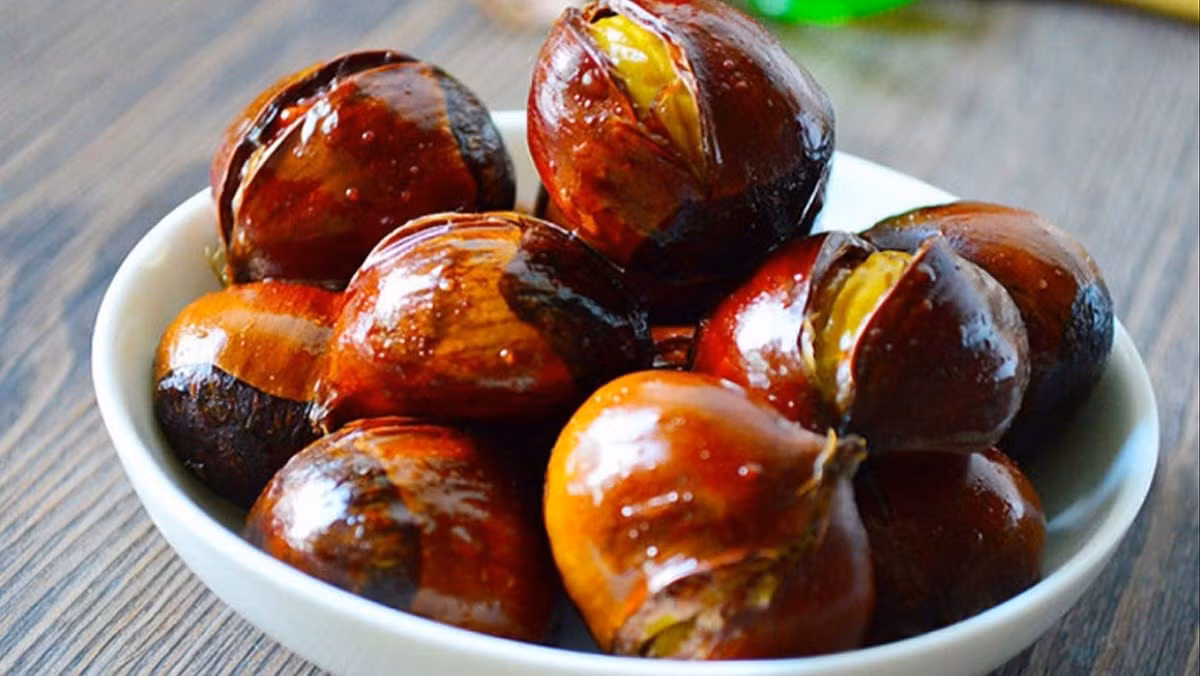 Những người cần giảm cân, nếu đã ăn chính thì không nên ăn thêm hạt dẻ. Nếu muốn ăn thì hãy lấy hạt dẻ thay món chính.