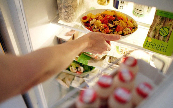 Thông thường, khi nấu quá nhiều thức ăn, ăn không hết, chúng ta thường giữ lại, bảo quản và đợi bữa sau lại lấy ra hâm nóng lại thức ăn để ăn. Như vậy sẽ tiết kiệm lại không lãng phí thức ăn. Thế nhưng, cách làm này không đúng. Ảnh minh họa.