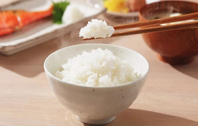 4. Cơm: Đôi khi khi nấu cơm sẽ bị thừa nhiều, một số người cảm thấy rất tiếc vì gạo đã nấu thành cơm nên sẽ cất đi, để dành hâm nóng lại cho bữa sau. Tuy nhiên, gạo nếu không được bảo quản đúng cách rất dễ sinh ra vi khuẩn có hại. Ảnh minh họa.