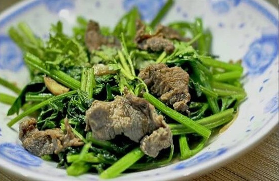 Bởi trong cần tây có chứa một lượng lớn nitrit, nếu để lâu, hàm lượng nitrit sẽ tiếp tục tăng cao sẽ chuyển hóa thành nitrosamine, chất này có hại cho cơ thể con người, khi vào cơ thể nó có khả năng gây ung thư mạnh. Hãy bảo vệ sức khoẻ của mình. Ảnh minh họa.