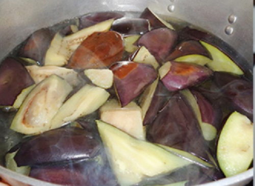 Vì vậy, bệnh nhân bị bệnh gan nên chọn các phương pháp nấu ăn lành mạnh như hấp hoặc chiên không dầu khi ăn cà tím.