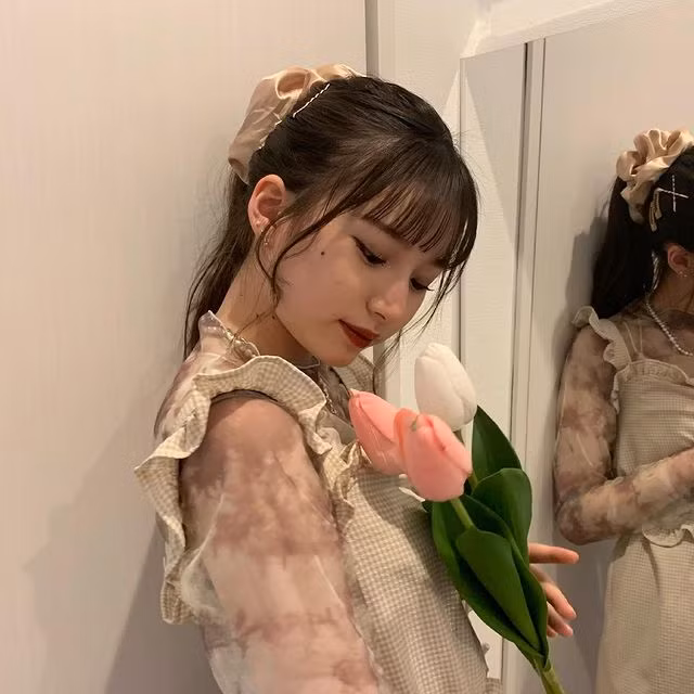 Trong các bức ảnh đăng tải trên mạng xã hội, Mizuho Sakamoto luôn xuất hiện với trang phục khá bánh bèo, công chúa, khiến người khác hâm mộ không ngừng.