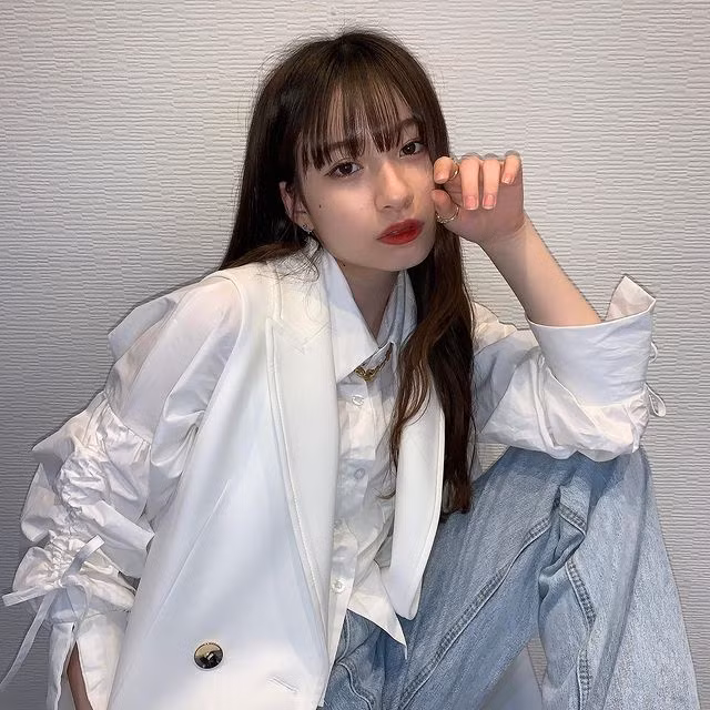 Chính vì vậy, người hâm mộ thực sự khó chấp nhận một nữ thần tượng mới 16 tuổi, sở hữu hình ảnh trong sáng nhưng đã yêu đương thân mật với người khác.