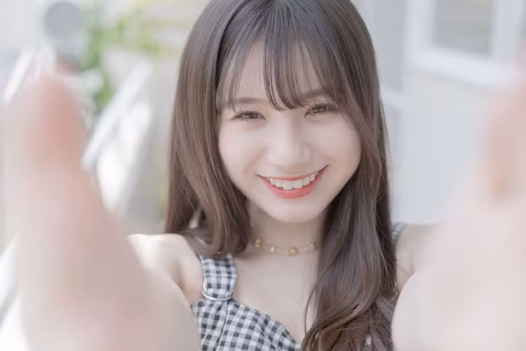 Theo người hâm mộ, Mizuho Sakamoto luôn miệng nói rằng cô không yêu đương vì còn ít tuổi, hơn thế nữa nhan sắc và gu thời trang của cô nàng cũng được định hướng theo kiểu ngây thơ, trong sáng.