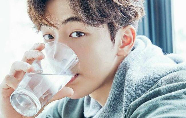 Trường hợp nặng có thể tăng độ nhớt của máu, gây nguy hiểm đến sức khỏe mạch máu. Vì vậy, nhắc nhở đàn ông rằng, nếu muốn có một sức khỏe tốt, họ phải duy trì ít nhất 2000ml nước mỗi ngày, không thay thế bằng đồ uống khác như rượu, bia và nước ngọt có ga.