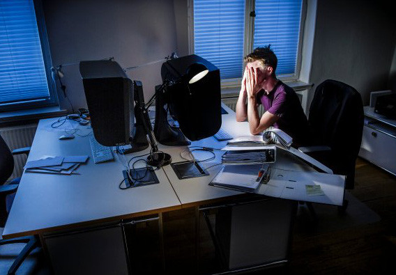 Khả năng miễn dịch suy giảm là cơ hội để virus, vi khuẩn dễ dàng xâm nhập vào cơ thể và gây ra đủ loại bệnh tật. Ở nam giới, thức khuya liên tục cực kỳ có hại, thậm chí còn làm suy kiệt sức khoẻ, giảm khả năng sinh lý.