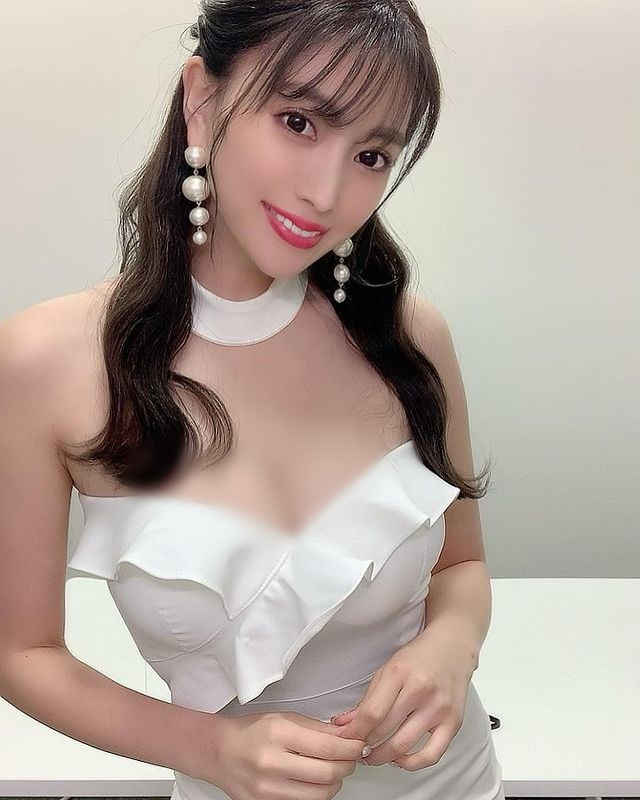 Từ sau khi ra mắt, Morisaki Tomomi đã được rất nhiều người hâm mộ yêu mến nhờ dáng vóc hút hồn của mình. Cô nàng cũng được mệnh danh là "người tình quốc dân", "nữ thần gợi cảm".