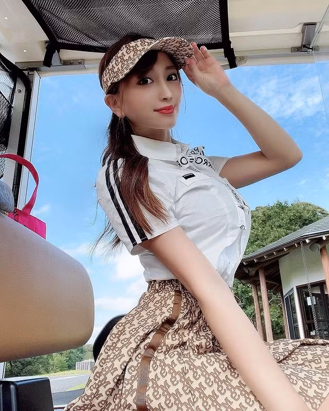 Ngay cả khi diện đồ kín đáo, Morisaki Tomomi cũng không giấu nổi sự quyến rũ của mình.