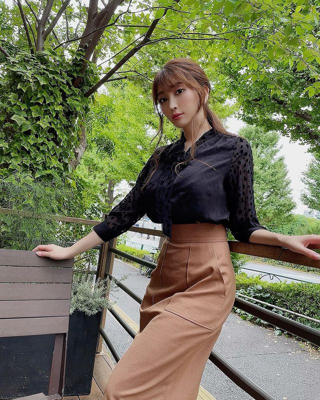 Ngoài vòng một khủng, vòng eo con kiến của Morisaki Tomomi cũng khiến nhiều cô gái trẻ mơ ước.