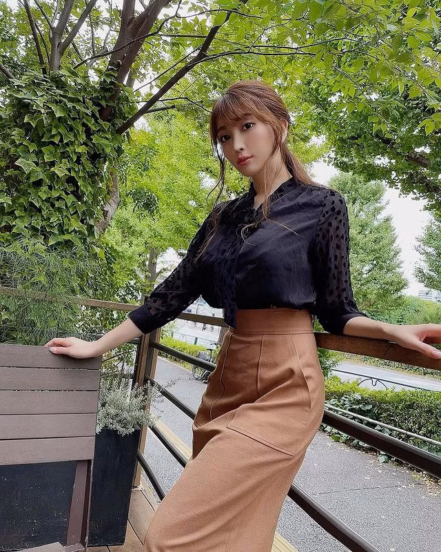 Ngoài vòng một khủng, vòng eo con kiến của Morisaki Tomomi cũng khiến nhiều cô gái trẻ mơ ước.