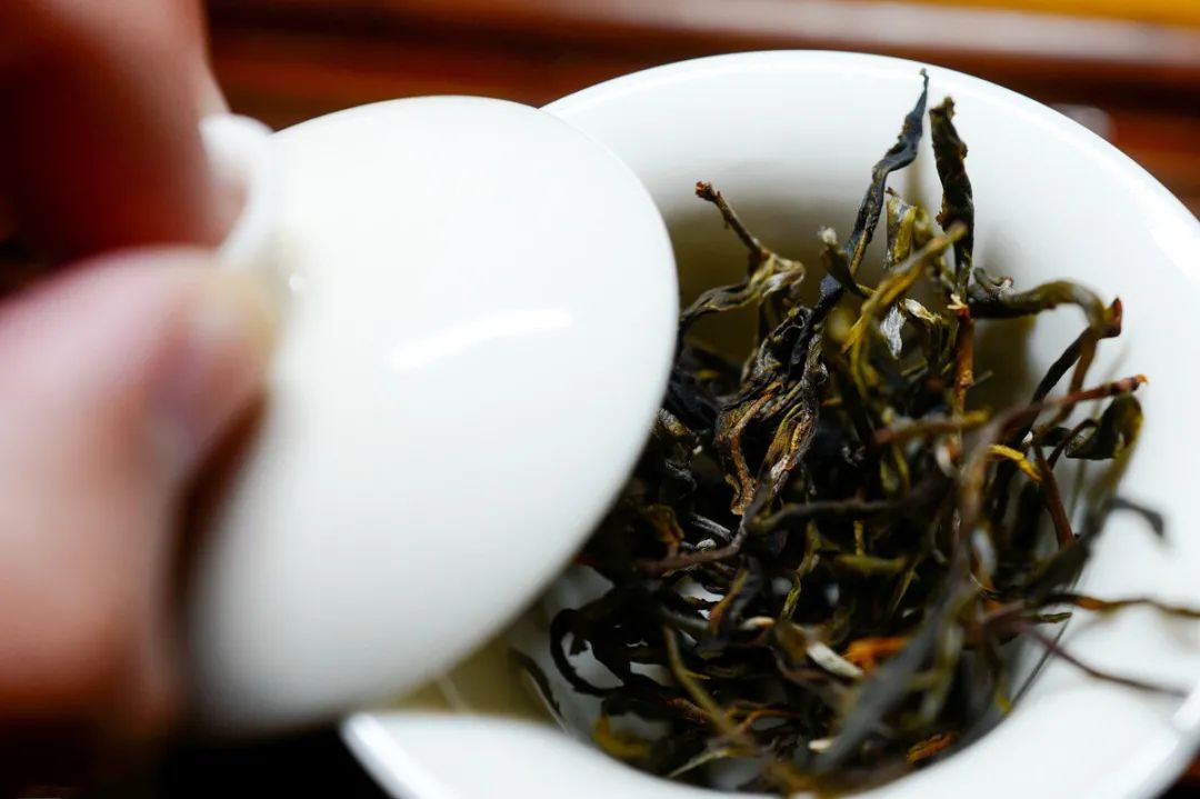 Thế nhưng, dân gian lại cũng có câu "uống trà không rửa ấm chén, Diêm Vương đến đòi mạng". Cũng có thông tin rằng cặn trà, cáu trà có chứa nhiều kim loại nặng, uống nhiều gây ung thư. Điều này có đúng không?