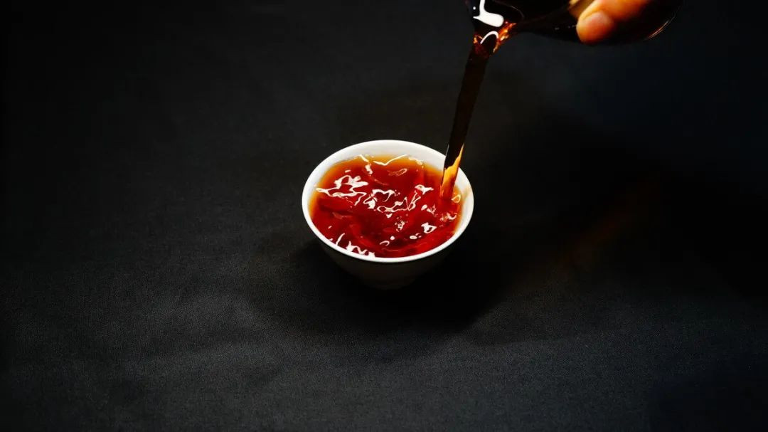 Cáu trà là gì? Cáu trà là chất đọng lại ở thành trong của bộ ấm chén. Lâu ngày, lớp cáu sẽ có xu hướng đen hơn. Đây không phải là trà nữa, nó đã là một loại chất bẩn.