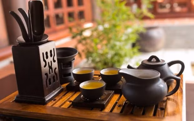 Từ xưa đến nay, trà được xem như một thức uống không thể thiếu của con người. Ở một số nơi, người yêu trà, thưởng trà cực thích lưu lại cáu trà, cặn trà. Thậm chí, có người không chịu rửa ấm cả chục năm để lắng lại một lớp cáu. Ảnh minh họa.