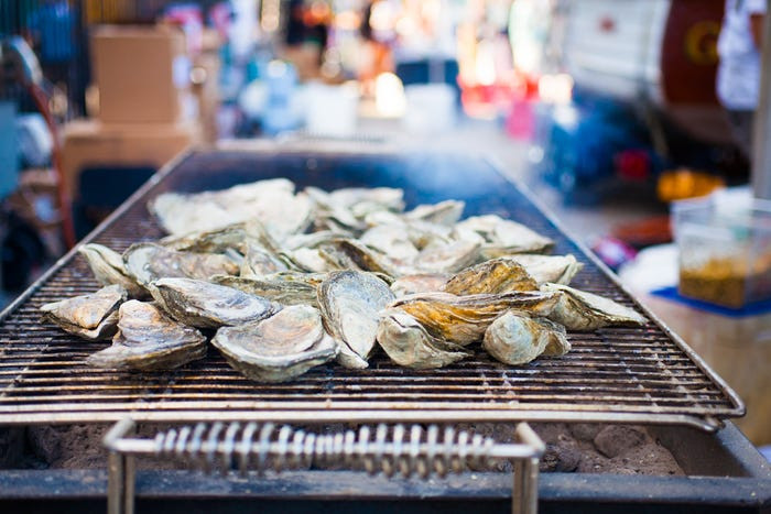 Động vật có vỏ nấu chưa chín hoặc sống đặc biệt nguy hiểm vì chúng có thể hấp thụ vi sinh/vi khuẩn có hại từ biển. Chúng phải luôn được nấu chín. Đặc biệt, bạn cần cẩn thận với hàu sống.