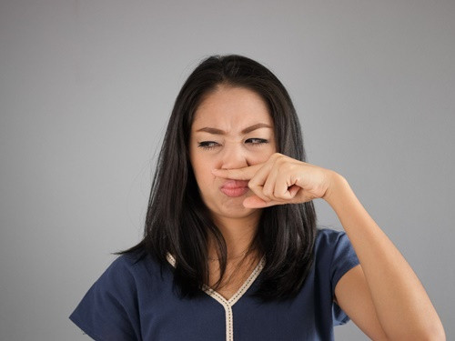 Cuối cùng, xì hơi có mùi thực sự có thể là dấu hiệu báo trước của bệnh ung thư đại trực tràng. Khi có một khối u ung thư trong ruột già, khối u này phát triển đủ lớn để chặn đường đi của phân. Khi ở lâu trong ruột già, nó sẽ tương tác với vi khuẩn, tạo ra mùi cực khó ngửi.