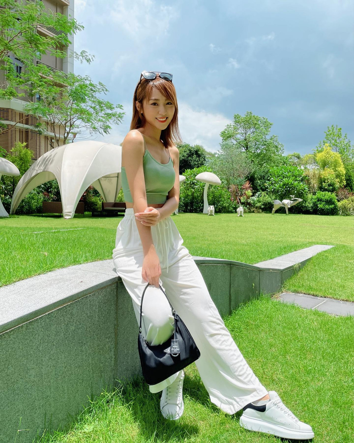 Phong cách thời trang của nữ diễn viên được đánh giá là gợi cảm nhưng không phản cảm, trưởng thành quyến rũ nhưng không mất đi vẻ trẻ trung, thanh thuần.