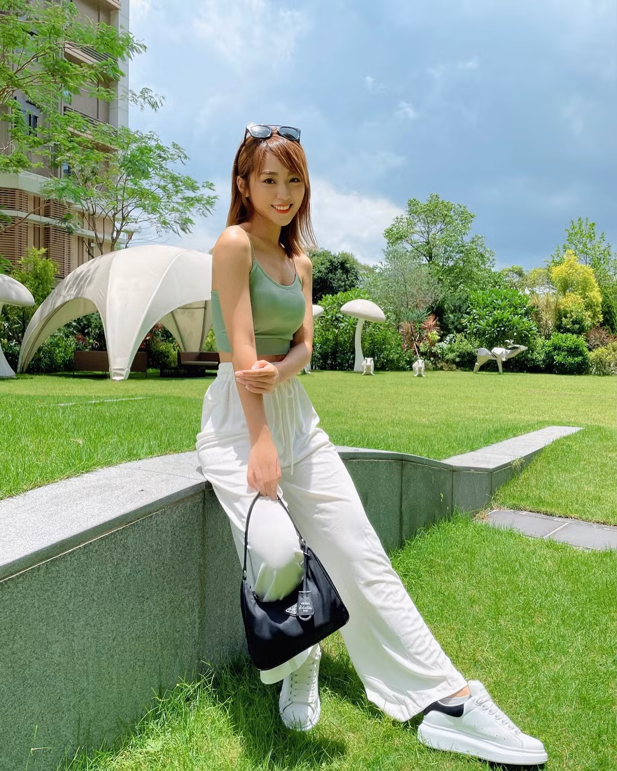 Phong cách thời trang của nữ diễn viên được đánh giá là gợi cảm nhưng không phản cảm, trưởng thành quyến rũ nhưng không mất đi vẻ trẻ trung, thanh thuần.