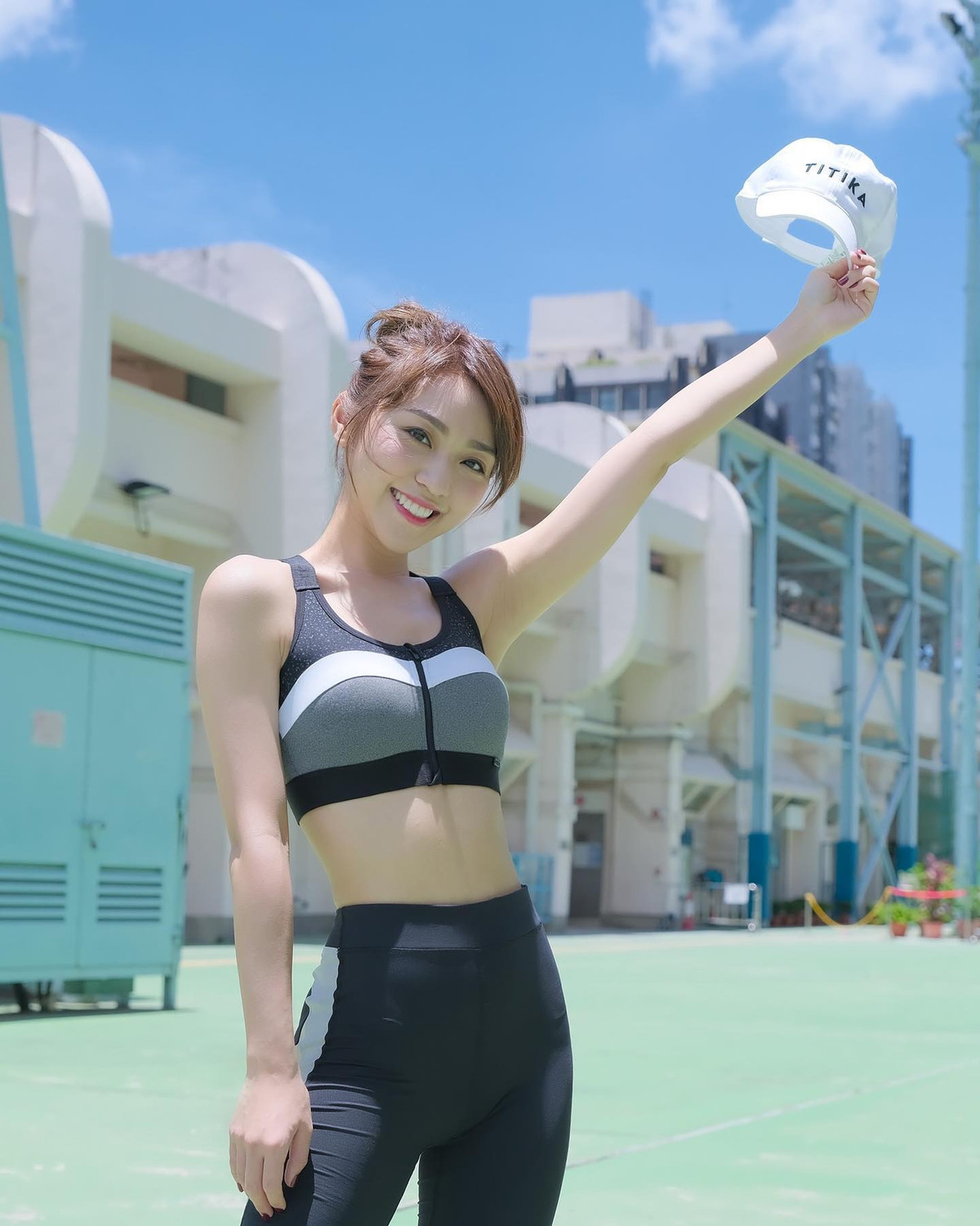 Con đường diễn xuất cũng thay đổi số phận của Lâm Dĩnh Đồng. Hiện tại, cô có vị trí nhất định với các vai diễn lớn nhỏ khác nhau. Song, mới đây, sóng gió ập đến, mẹ của nữ diễn viên bị báo giới phanh phui chuyện làm "gái gọi".