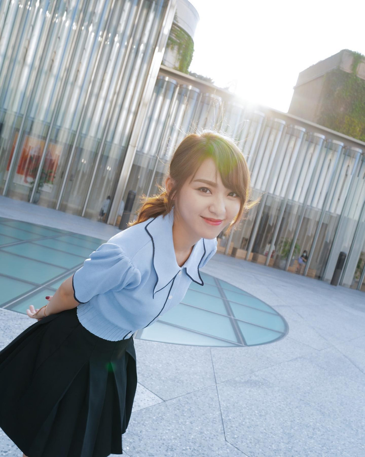 Cô nàng cũng chăm chỉ, chịu khó làm mới hình ảnh của bản thân, thường xuyên chia sẻ những shot hình đẹp lung linh trên trang cá nhân để lôi kéo và thu hút người hâm mộ.