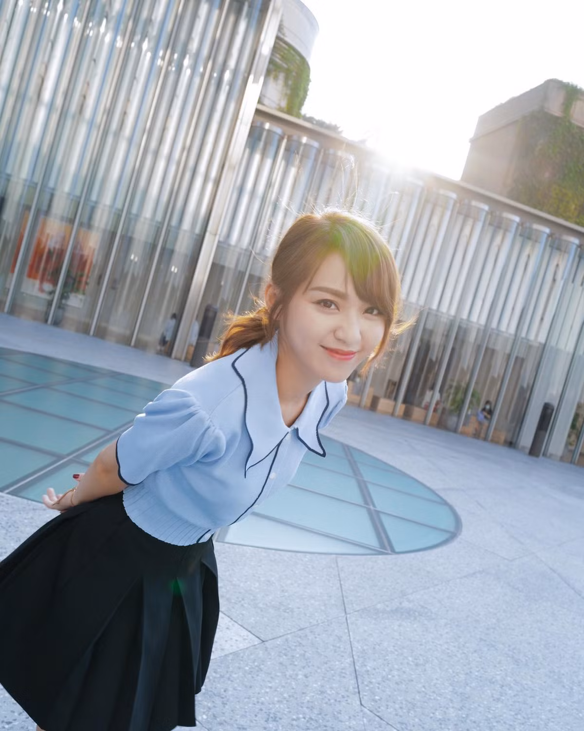 Cô nàng cũng chăm chỉ, chịu khó làm mới hình ảnh của bản thân, thường xuyên chia sẻ những shot hình đẹp lung linh trên trang cá nhân để lôi kéo và thu hút người hâm mộ.