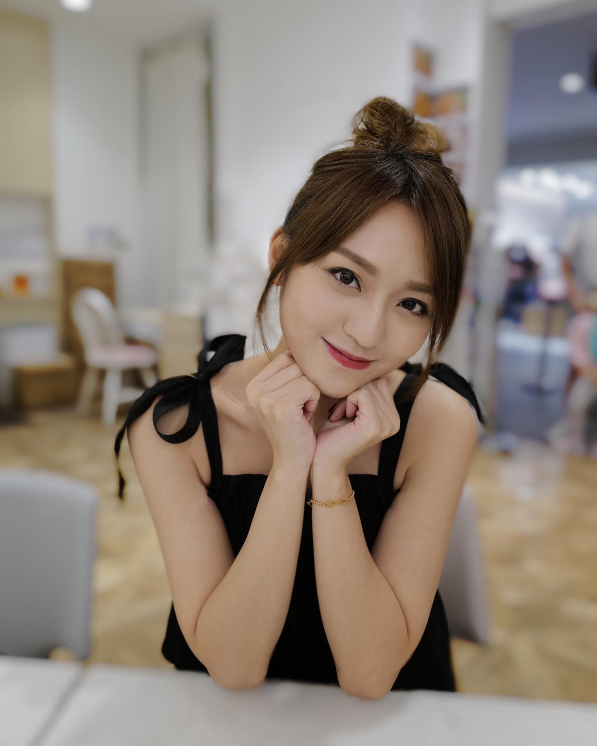 Trưởng thành, Lâm Dĩnh Đồng gây chú ý nhờ nhan sắc nổi bật. Từ năm 10 tuổi, cô đã trở thành ngôi sao nhí, tham dự phim truyền hình "Vạn Gia Đăng Hỏa", và bắt đầu nổi tiếng.