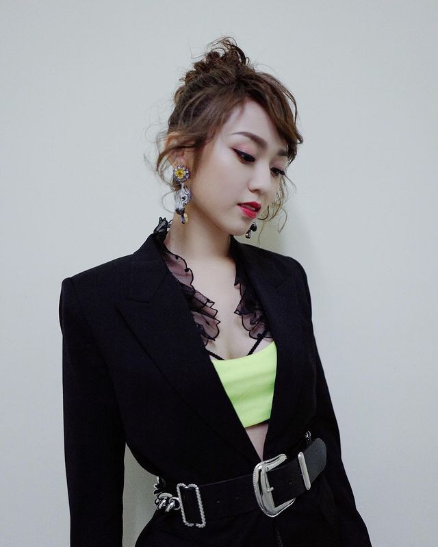 Qua những hình ảnh, có thể thấy nữ diễn viên Lâm Dĩnh Đồng sở hữu gu thời trang rất nữ tính và trẻ trung, gợi cảm.