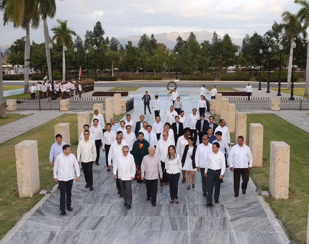Tổng Bí thư Nguyễn Phú Trọng đến đặt vòng hoa tại Lăng mộ Anh hùng Dân tộc José Martí. Cùng đi có đồng chí Raul Castro Ruz.