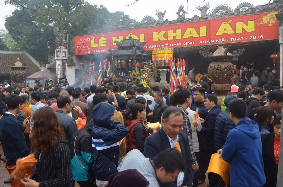 Đền Trần Nam Định được nhiều người biết đến với lễ hội khai ấn. Đền Trần Nam Định được nhiều người biết đến với lễ hội khai ấn.