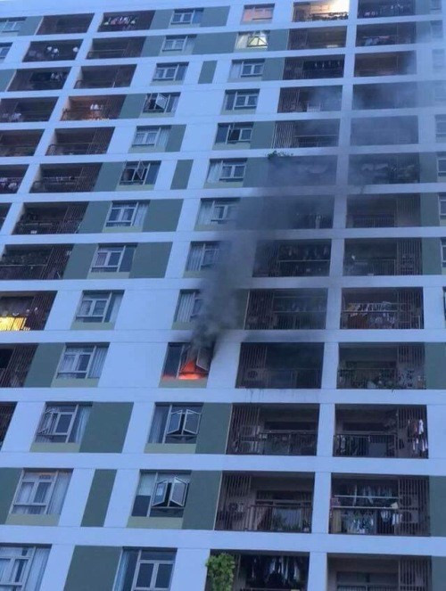 Khói đen và lửa bốc ra từ cửa sổ căn hộ tầng 8.