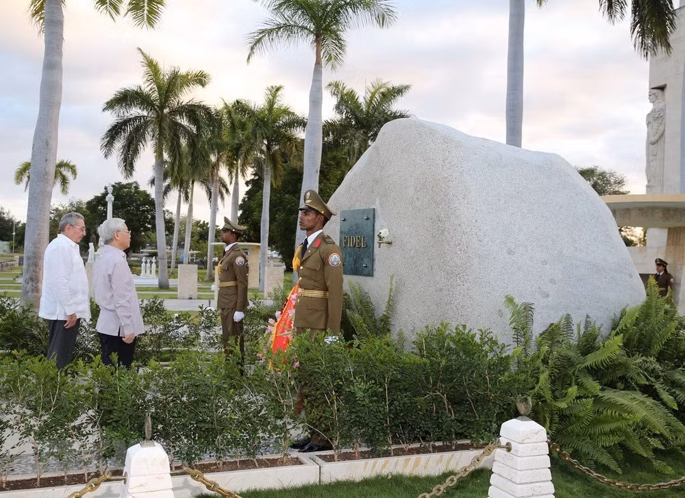 Tổng Bí thư Nguyễn Phú Trọng đến viếng mộ Tổng Tư lệnh Fidel Castro. Cùng đi có Bí thư Thứ nhất Ban Chấp hành Trung ương Đảng Cộng sản Cuba, Chủ tịch Hội đồng Nhà nước và Hội đồng Bộ trưởng Cộng hòa Cuba Raul Castro Ruz.