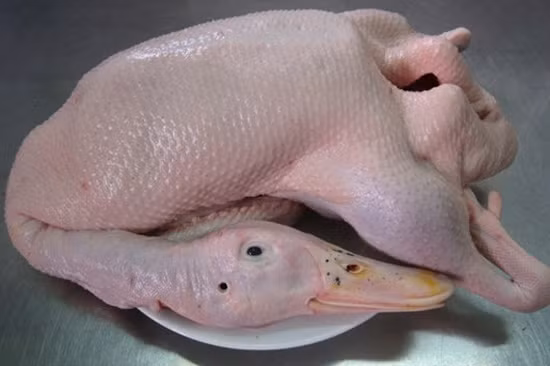 Bước 1: Vịt sơ chế sạch, chặt làm 4, bỏ cổ cánh riêng.