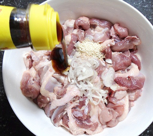 Bước 3: Để vịt ướp gia vị vào tủ lạnh khoảng 1 tiếng cho ngấm đều.