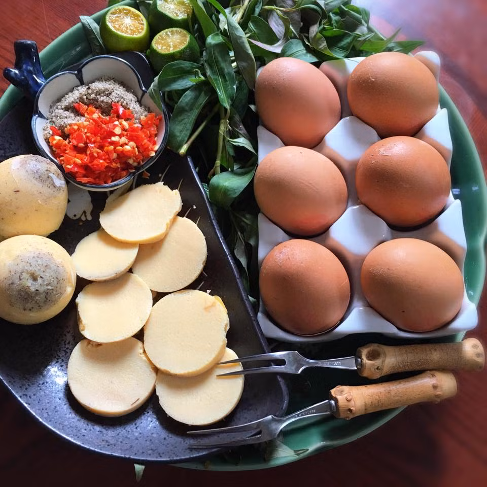 Bước 4: Dùng xi lanh hút hỗn hợp trứng bơm vào 2/3 vỏ trứng.