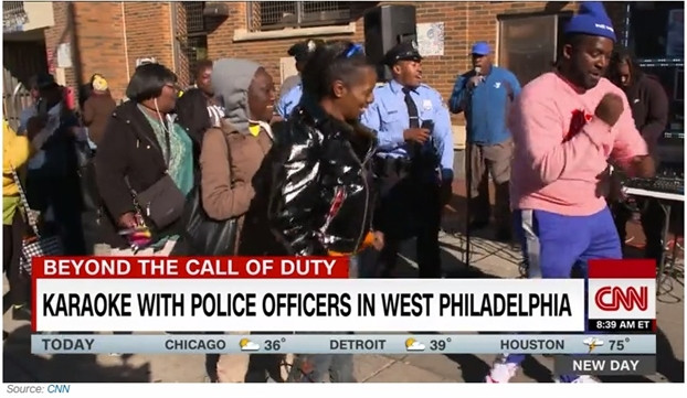 Bat ngo canh sat My hat karaoke va khieu vu-Hinh-2