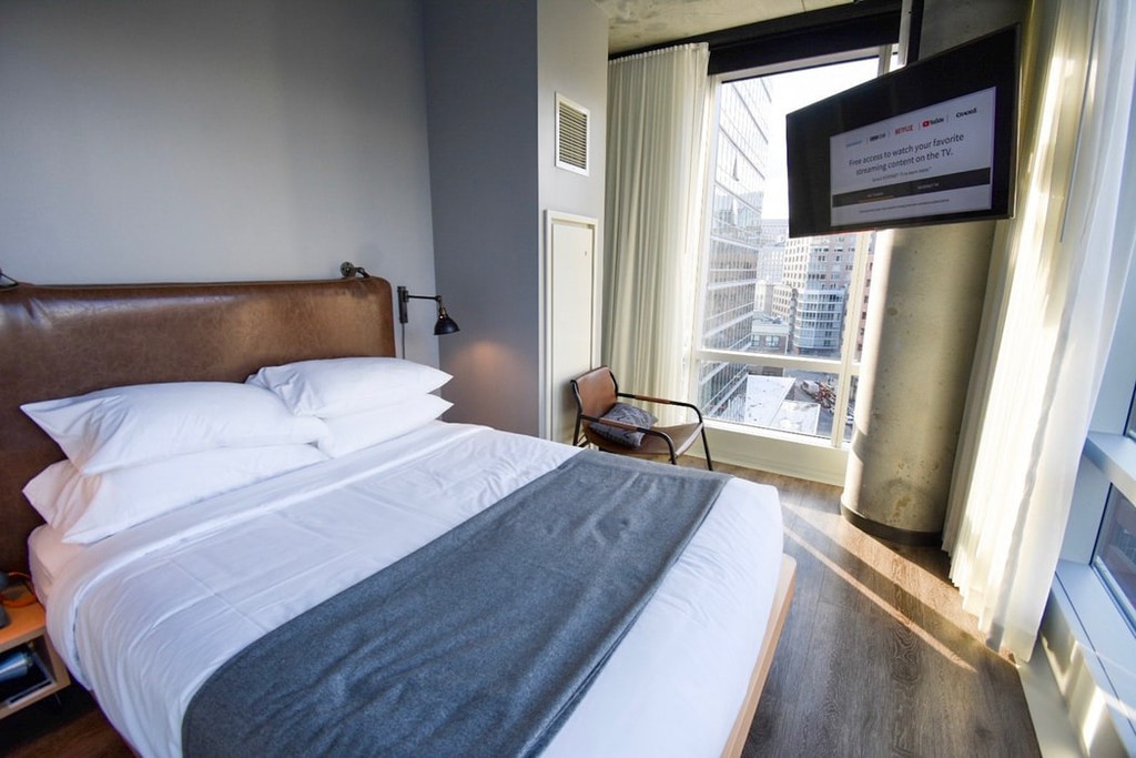 Bên cạnh đó, việc chọn sắc trắng đồng bộ cho chăn, ga trải giường, vỏ gối, khăn tắm sẽ giúp nhân viên phục vụ có thể chúng vào chung một máy giặt mà không sợ bị phai màu.