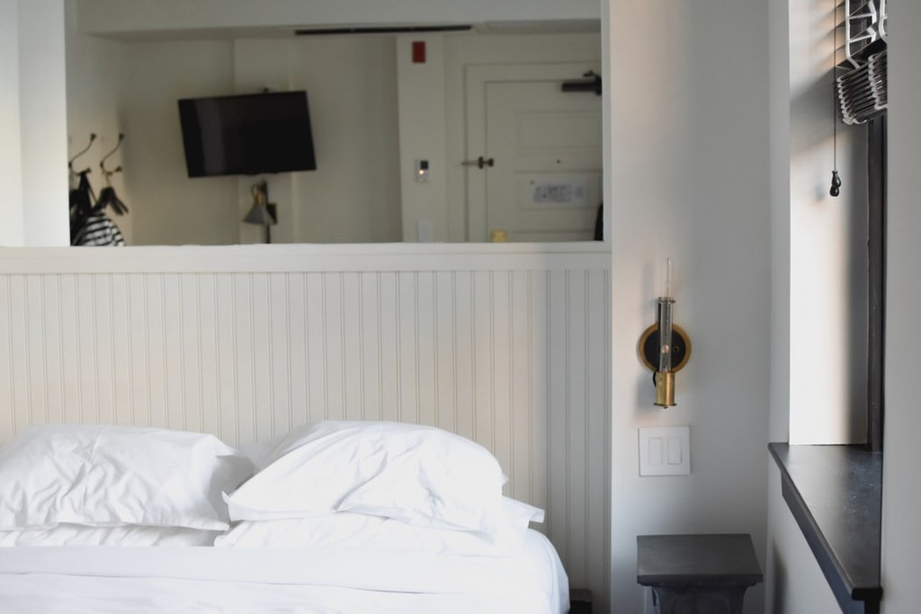 Nếu các khách sạn sử dụng ga trải giường và vỏ gối theo bộ có hoa văn và màu sắc riêng, trong trường hợp phải thay thế một chiếc, khả năng cao là những món đồ khác cũng phải bỏ đi. Tuy nhiên, khi sử dụng mọi thứ đều là màu trắng, trong trường hợp phần nào cần thay thế, nhân viên chỉ cần bổ sung phần đó cho đồng bộ.