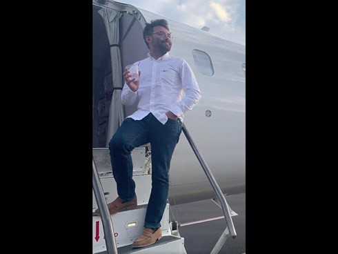 Hi hữu chuyến bay chỉ có một hành khách duy nhất. Vincent Peone - một đạo diễn điện ảnh, sinh sống ở New York, Mỹ vô tình trở thành hành khách duy nhất của hãng hàng không Delta, được trải nghiệm cảm giác đặc biệt khi trở thành khách hàng duy nhất trên chuyến bay.