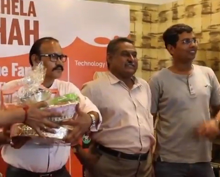 Tại Surat, bang Gujarat Ấn Độ, đã diễn ra một cuộc thi cực dị có tên là "What The Fart", nội dung của cuộc thi yêu cầu các thí sinh tham dự phải đánh rắm trước mặt mọi người. Thí sinh nào có thể "xì hơi" lớn tiếng nhất, âm thanh dễ nghe nhất, kéo dài lâu nhất, sẽ giành được chiến thắng.