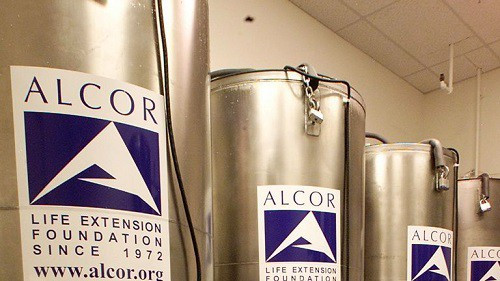 Con khởi kiện đòi lại… cái đầu đông lạnh của cha mình. Ông Kurt Pilgeram, 57 tuổi đã tiến hành một vụ kiện hi hữu đòi Alcor Life Extension Foundation trả lại cái đầu đông lạnh của người cha và bồi thường 1 triệu USD vì đã tự ý cắt đầu của ông rồi giữ lại, chỉ hoả táng cơ thể gửi về cho gia đình.