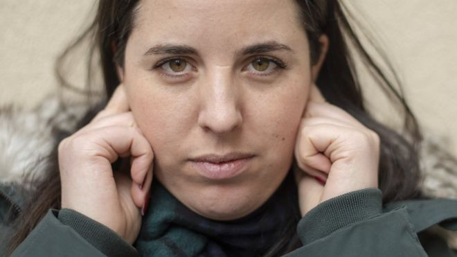 Cô gái cứ nghe thấy âm thanh là đau đớn cùng cực. Cô Margot Noel, một người phụ nữ ở Anh trời sinh không thể chịu được việc phải nghe nhiều âm thanh. Cô Margot mắc phải một chứng bệnh lạ gọi là hội chứng misophonia - hội chứng rối loạn não dị ứng với âm thanh, còn gọi là hội chứng nhạy cảm âm thanh chọn lọc. Ngay cả những âm thanh thông thường trong cuộc sống hàng ngày cũng có thể khiến cô bị kích thích rất mạnh như phẫn nộ, sợ hãi, lo lắng, hoảng loạn...