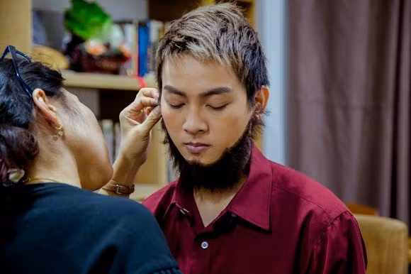 Hoai Lam lo dien voi rau toc bu xu, lam nhan vien phuc vu-Hinh-2