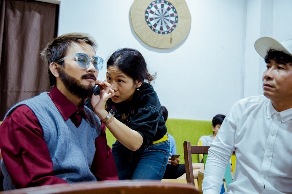 Hoai Lam lo dien voi rau toc bu xu, lam nhan vien phuc vu-Hinh-9