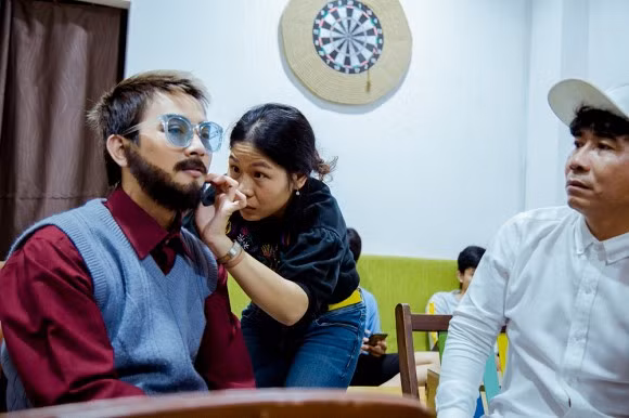 Hoai Lam lo dien voi rau toc bu xu, lam nhan vien phuc vu-Hinh-9