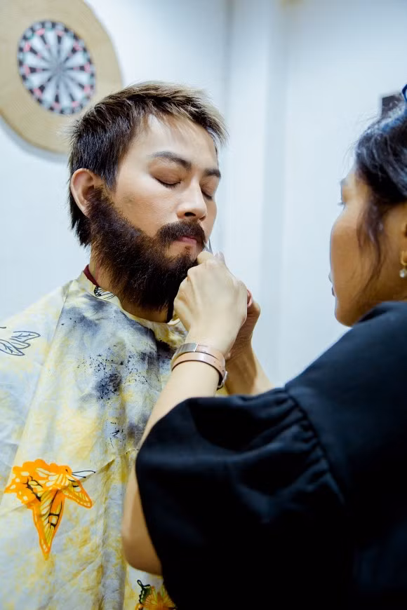 Hoai Lam lo dien voi rau toc bu xu, lam nhan vien phuc vu-Hinh-6