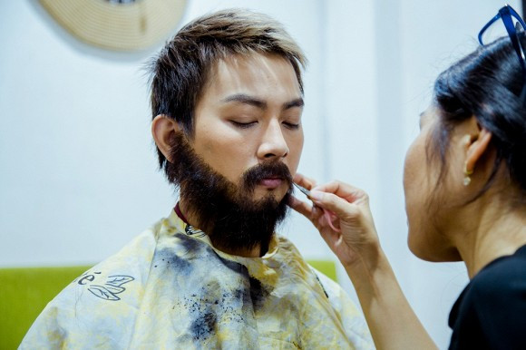 Hoai Lam lo dien voi rau toc bu xu, lam nhan vien phuc vu-Hinh-4