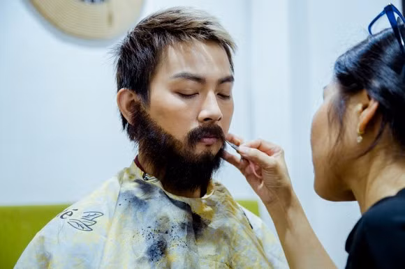 Hoai Lam lo dien voi rau toc bu xu, lam nhan vien phuc vu-Hinh-4