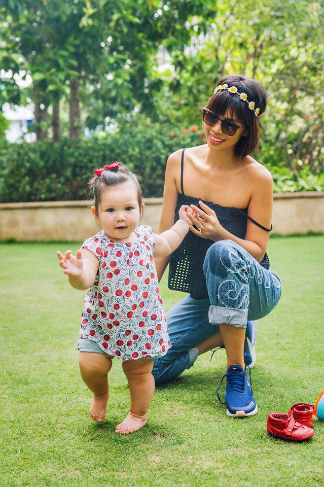 "Myla ăn uống rất dễ, khi còn mới đẻ, bé bú mẹ, bú cả bình, uống sữa mẹ cũng thích, mẹ bận cho uống một bữa sữa công thức không sao. Chúng tôi luyện cho con dễ dàng chuyện ăn uống từ nhỏ. 6 tháng bé được làm quen với các vị khác dần dần, thỉnh thoảng cho liếm/mút chút cam, đu đủ, hay thử tẹo sữa chua… kích thích sự tò mò hiếu kỳ của bé".